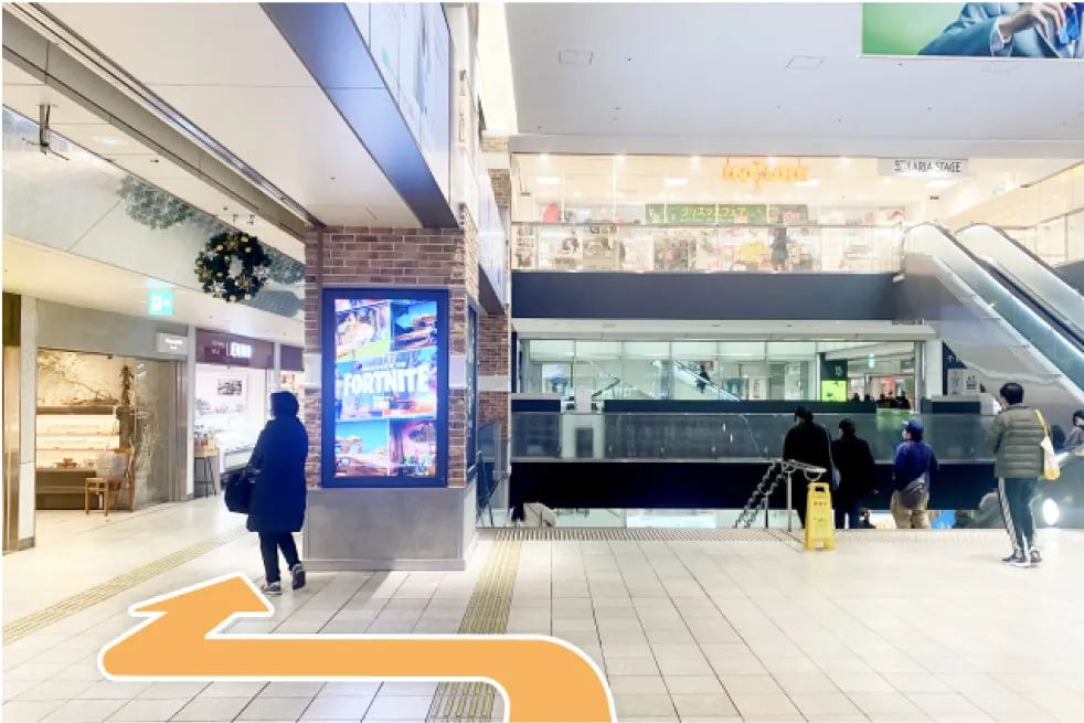 西鉄福岡駅 北改札を出てソラリアステージ方面へ、エスカレーターでM2階へ