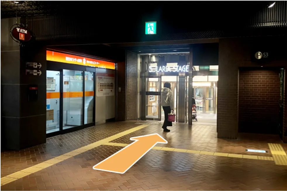 天神地下街 西5番出入口からソラリアステージへ入り、正面のエスカレーターでM2階へ
